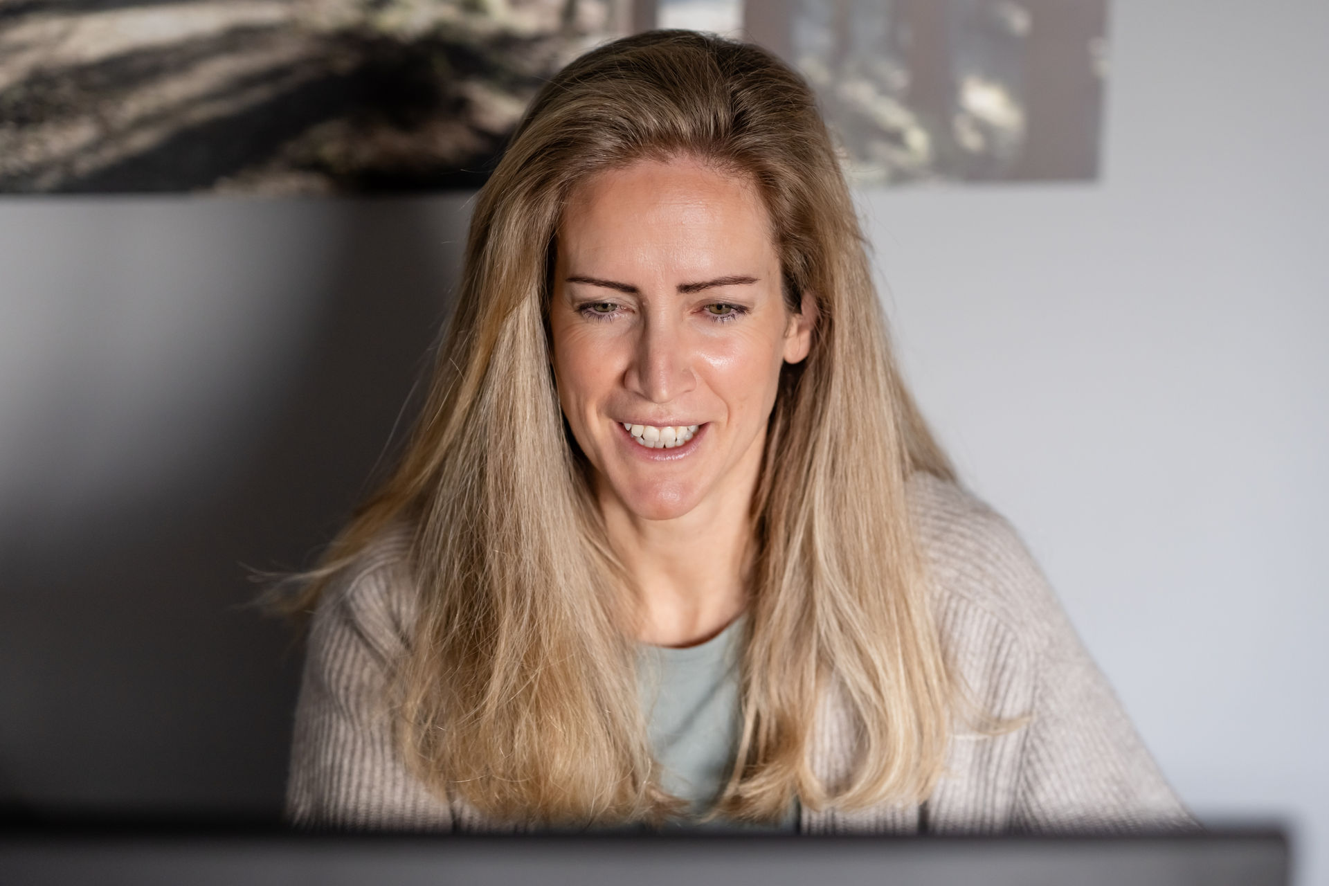 Bianca Blatz leitet einen Call am Bildschirm